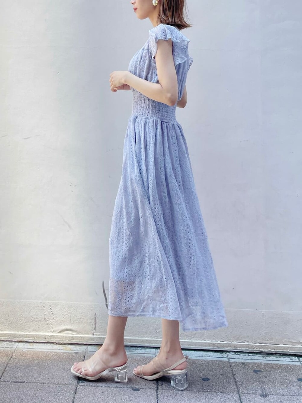 その他のサンダル、ブルー系のワンピース、その他のサンダルを着用したレディースの夏コーディネートの2枚目の写真