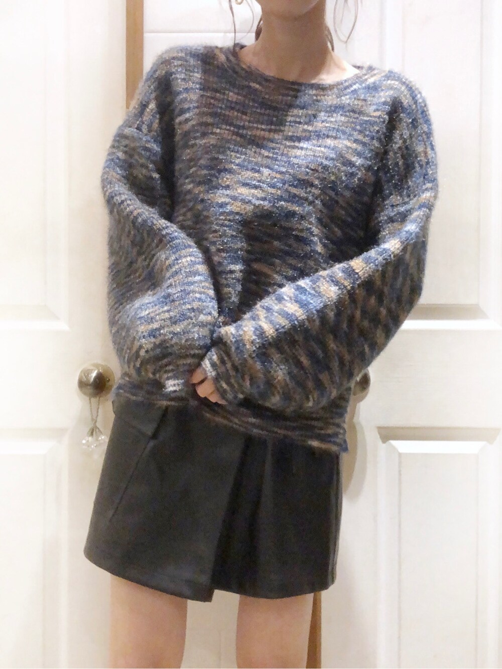 ブラック系のスカート、その他のニット/セーターを着用したレディースの秋コーディネートの2枚目の写真