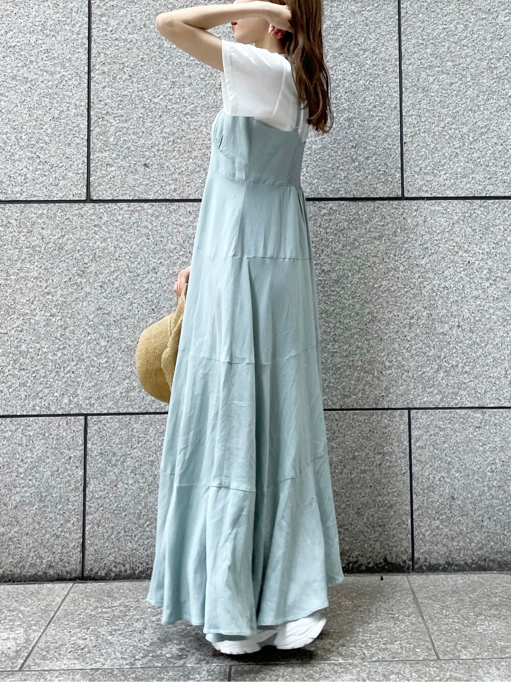 ホワイト系のスニーカー、ブルー系のワンピース、ホワイト系のTシャツ/カットソーを着用したレディースの春コーディネートの2枚目の写真