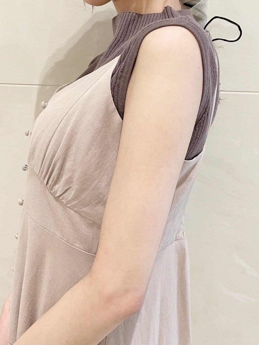 ベージュ系のワンピース、その他のサンダル、ベージュ系のニット/セーターを着用したレディースの春コーディネートの9枚目の写真