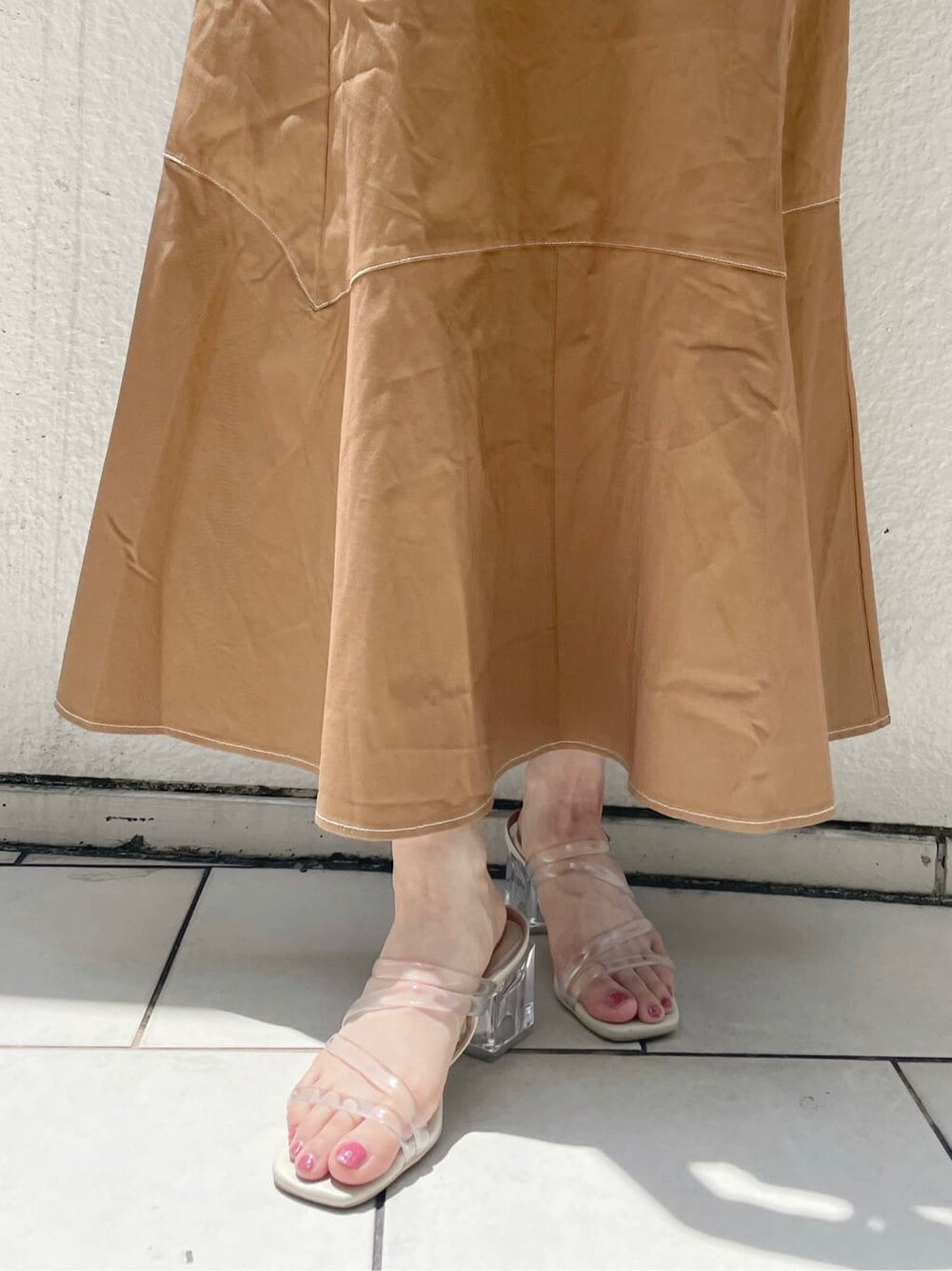 ブラウン系のワンピース、その他のサンダル、ホワイト系のTシャツ/カットソーを着用したレディースの夏コーディネートの10枚目の写真