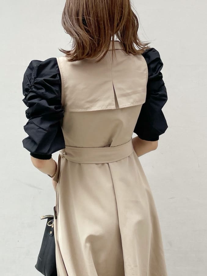 ベージュ系のワンピース、ブラック系のハンドバッグ、ブラック系のニット/セーターを着用したレディースの秋コーディネートの4枚目の写真