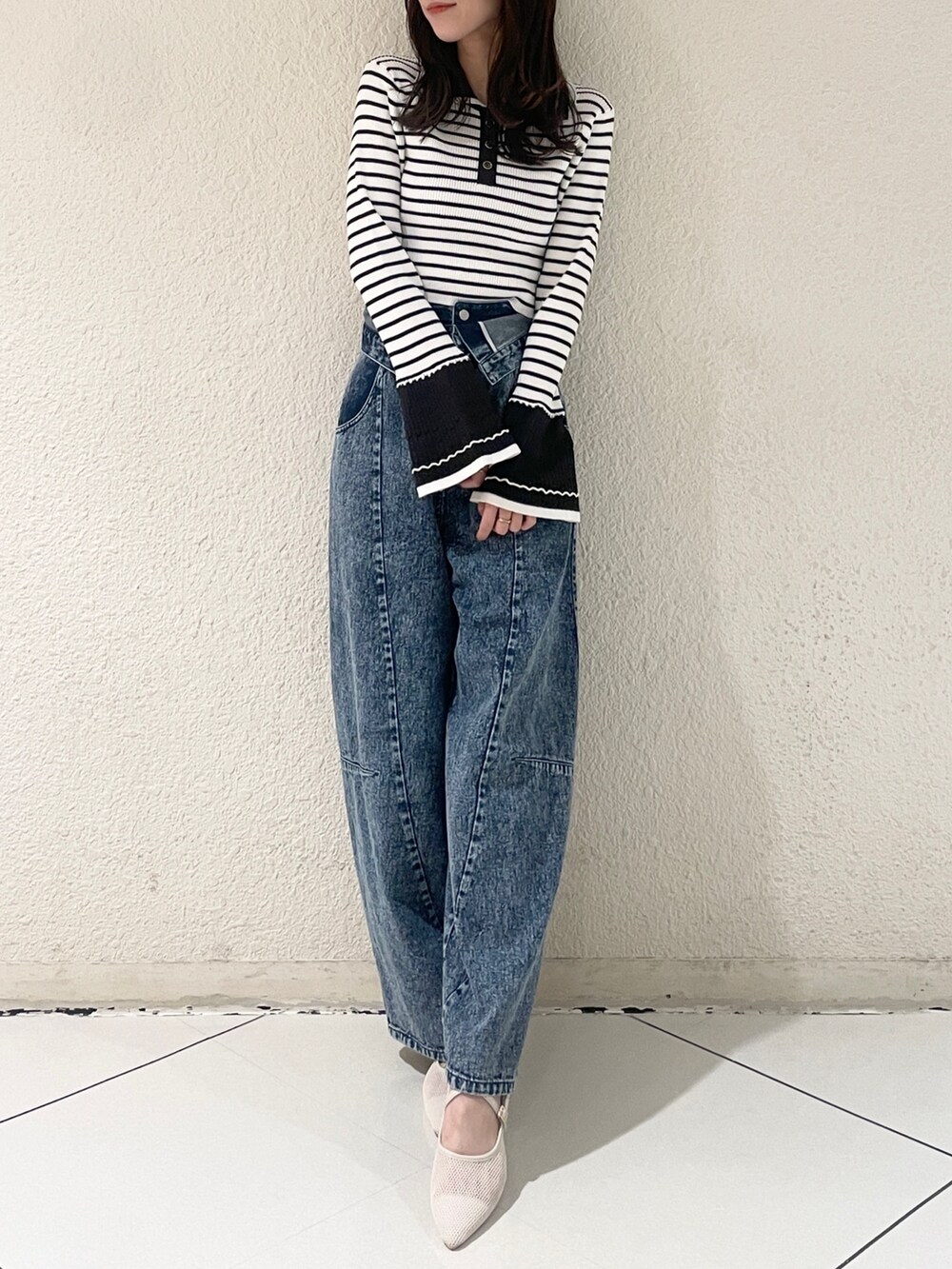 その他のデニムパンツ、その他のニット/セーター、ホワイト系のパンプスを着用したレディースの冬コーディネートの3枚目の写真