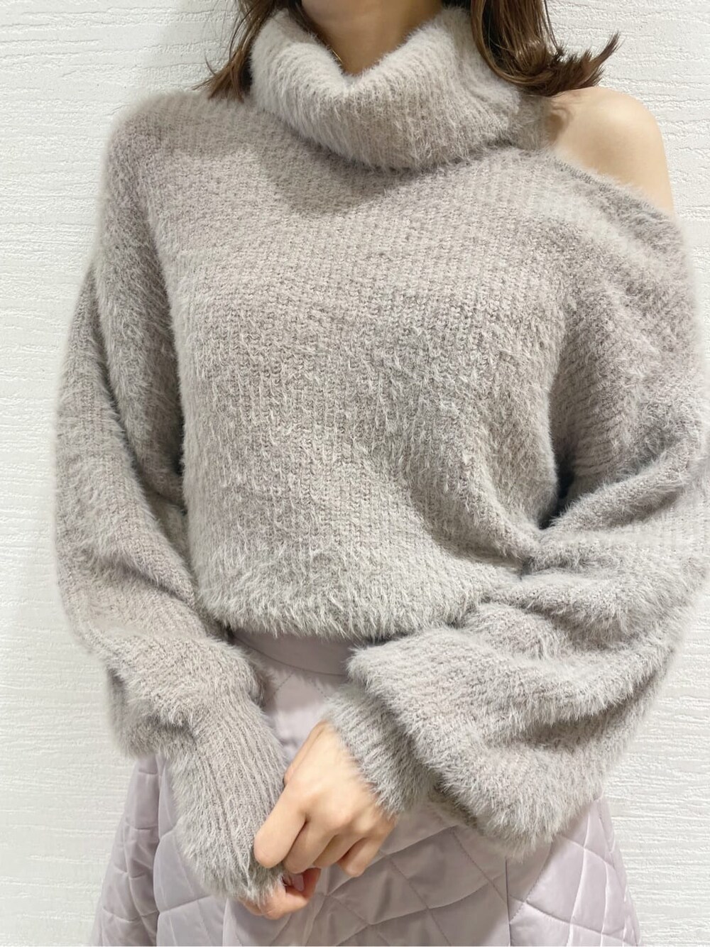 ピンク系のスカート、ブラック系のブーツ、ベージュ系のニット/セーターを着用したレディースの秋コーディネートの8枚目の写真