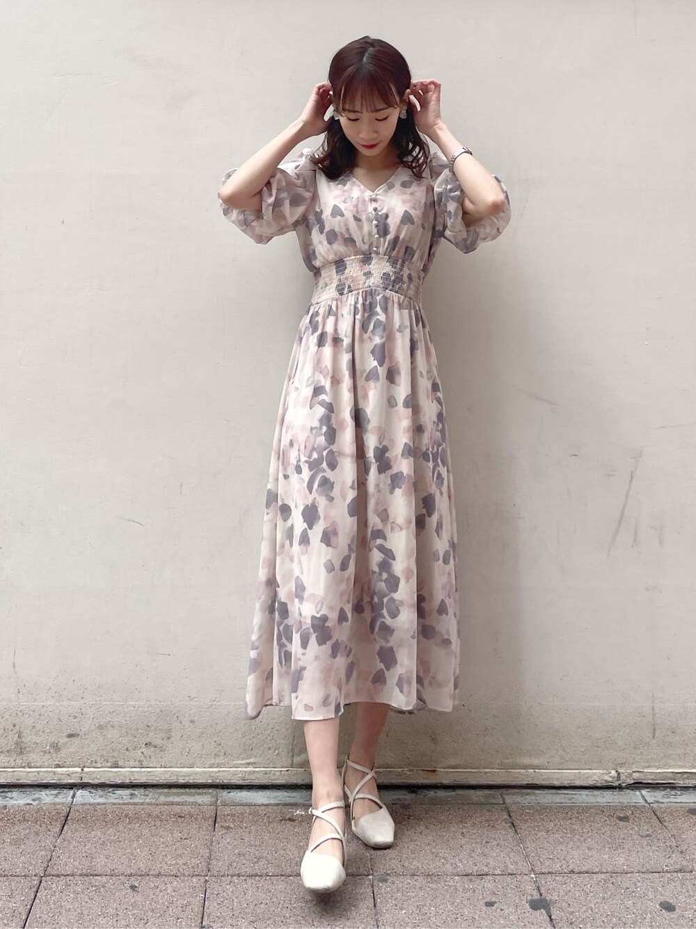 ピンク系のワンピース、ベージュ系のシャツ/ブラウス、ホワイト系のパンプスを着用したレディースの春コーディネートの10枚目の写真