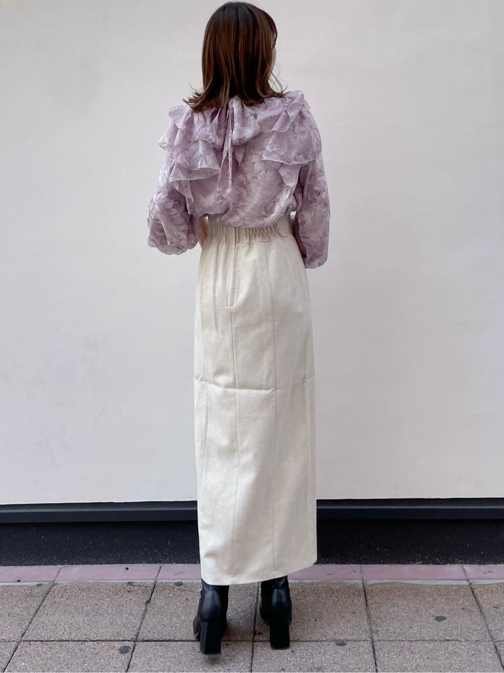 ブラック系のブーツ、ホワイト系のスカート、パープル系のシャツ/ブラウスを着用したレディースの秋コーディネートの3枚目の写真