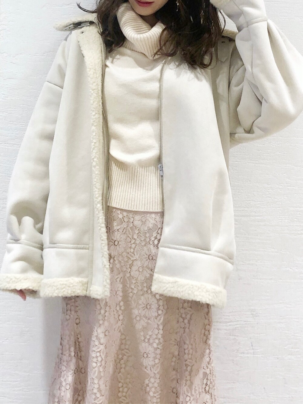 ホワイト系のブーツ、ホワイト系のブルゾン、ホワイト系のニット/セーターを着用したレディースの秋コーディネートの4枚目の写真