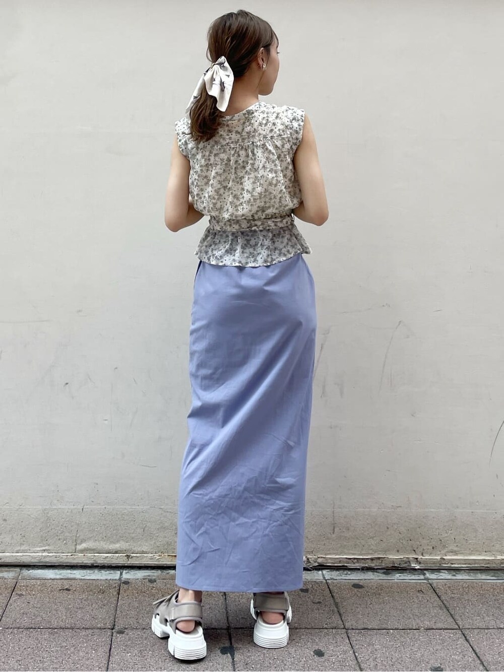 その他のTシャツ/カットソー、ブルー系のスカート、ベージュ系のサンダルを着用したレディースの夏コーディネートの3枚目の写真