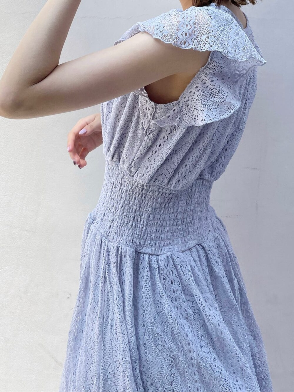 その他のサンダル、ブルー系のワンピース、その他のサンダルを着用したレディースの夏コーディネートの6枚目の写真