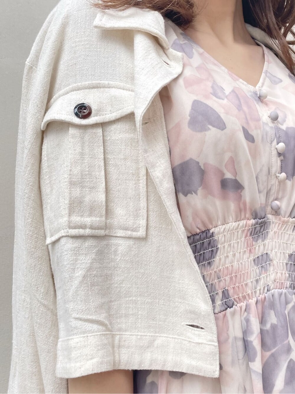 ピンク系のワンピース、ベージュ系のシャツ/ブラウス、ホワイト系のパンプスを着用したレディースの春コーディネートの7枚目の写真