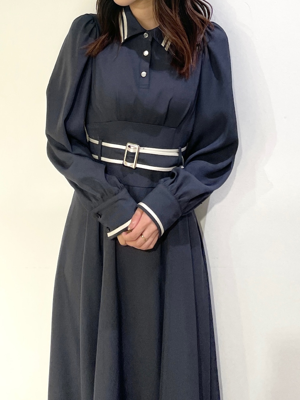 ブルー系のワンピース、ベージュ系のパンプスを着用したレディースの夏コーディネートの4枚目の写真