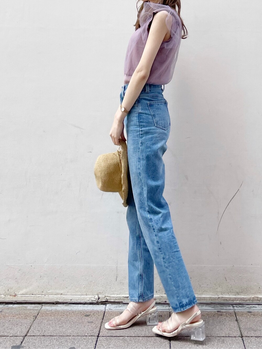 ブルー系のデニムパンツ、ピンク系のニット/セーター、その他のサンダルを着用したレディースの春コーディネートの2枚目の写真