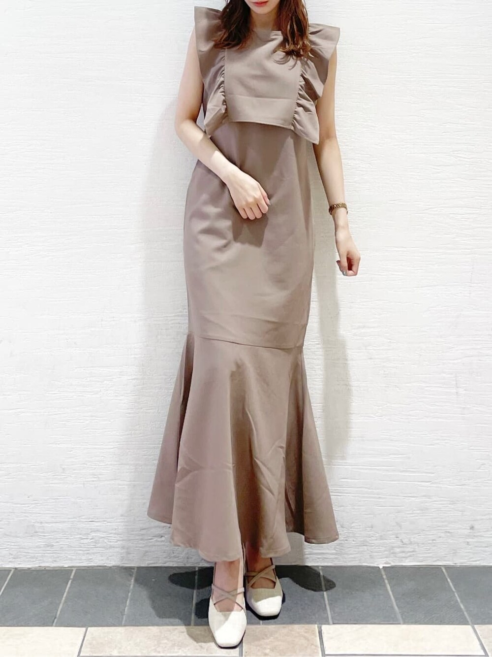 ブラウン系のワンピース、ホワイト系のパンプスを着用したレディースの夏コーディネートの2枚目の写真