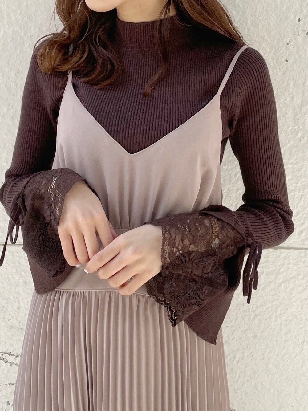 ホワイト系のブーツ、ブラウン系のニット/セーター、ブラウン系のニット/セーターを着用したレディースの冬コーディネートの6枚目の写真