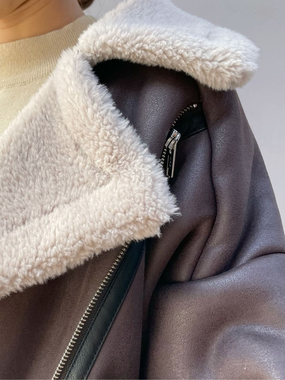 ブラウン系のブーツ、ブラウン系のブルゾン、ベージュ系のワンピースを着用したレディースの秋コーディネートの6枚目の写真