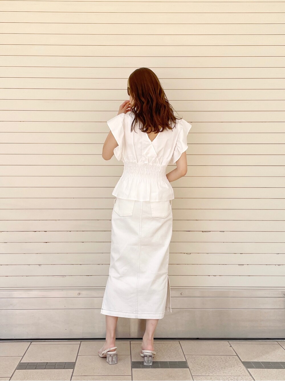 ホワイト系のシャツ/ブラウス、グリーン系のショルダーバッグ、ホワイト系のスカートを着用したレディースの春コーディネートの4枚目の写真