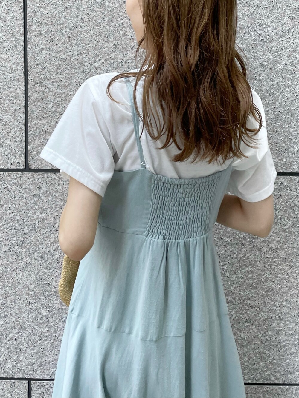 ホワイト系のスニーカー、ブルー系のワンピース、ホワイト系のTシャツ/カットソーを着用したレディースの春コーディネートの6枚目の写真