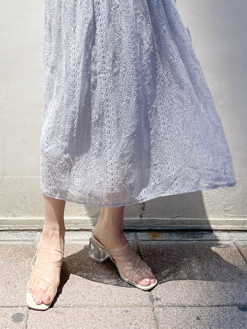 その他のサンダル、ブルー系のワンピース、その他のサンダルを着用したレディースの夏コーディネートの10枚目の写真