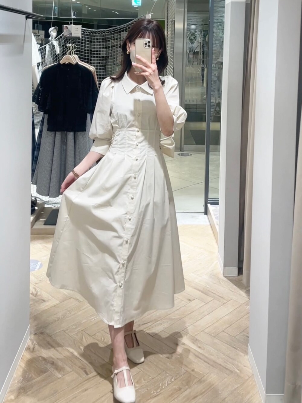 ホワイト系のワンピース、ホワイト系のパンプスを着用したレディースの春コーディネートの2枚目の写真