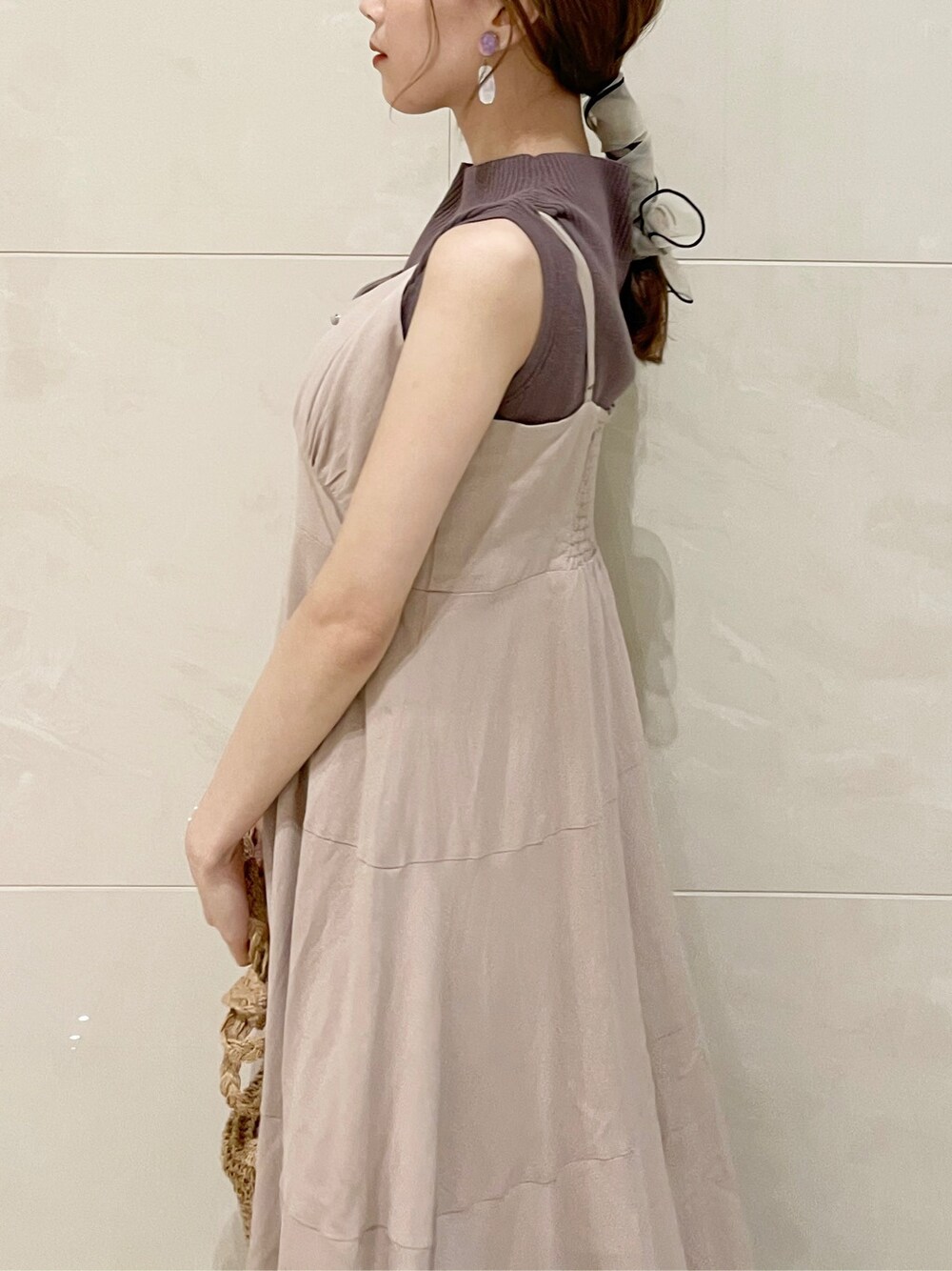 ベージュ系のワンピース、その他のサンダル、ベージュ系のニット/セーターを着用したレディースの春コーディネートの6枚目の写真