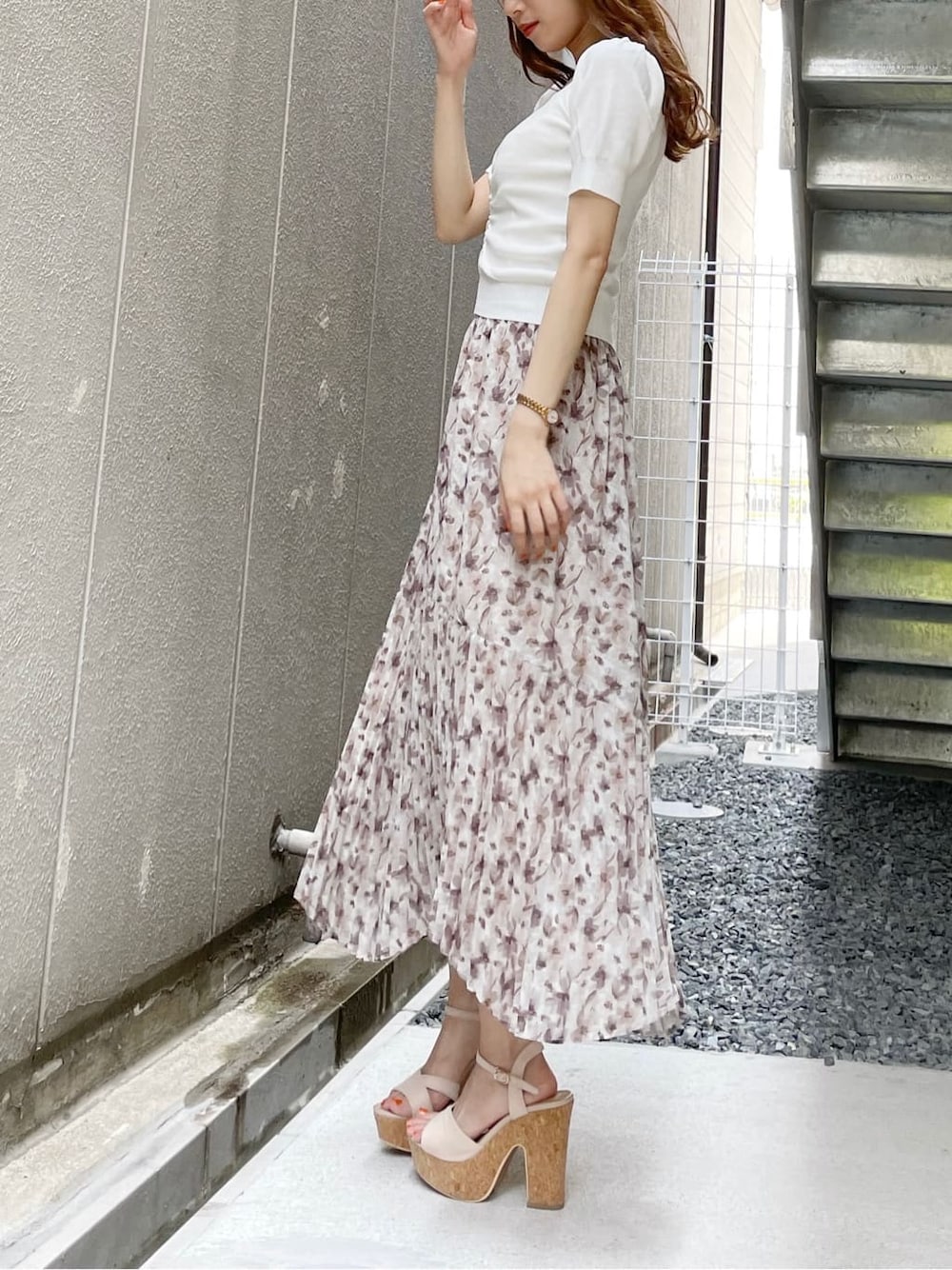 ベージュ系のサンダル、ホワイト系のニット/セーター、ホワイト系のニット/セーターを着用したレディースの夏コーディネートの3枚目の写真