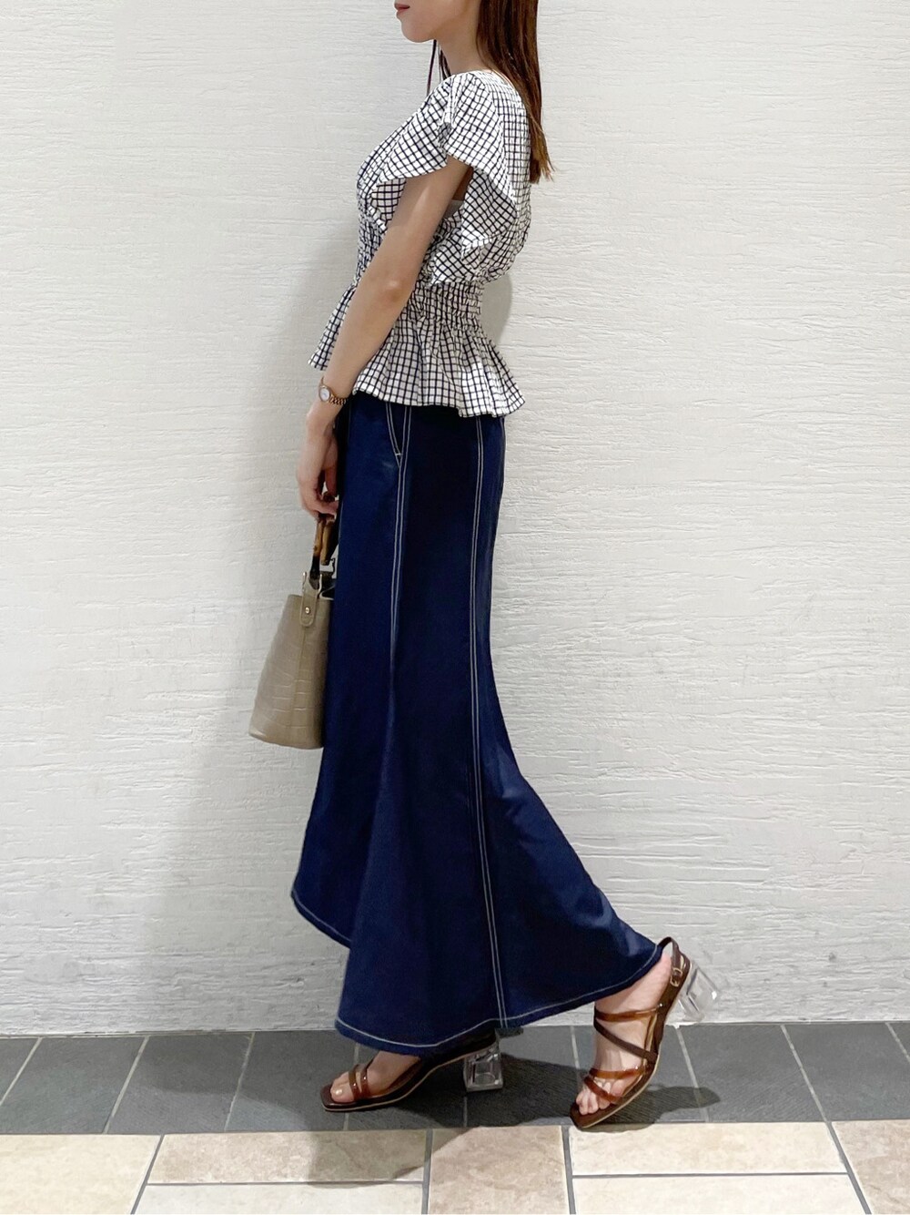 その他のシャツ/ブラウス、ブルー系のスカート、ブラウン系のサンダルを着用したレディースの春コーディネートの4枚目の写真