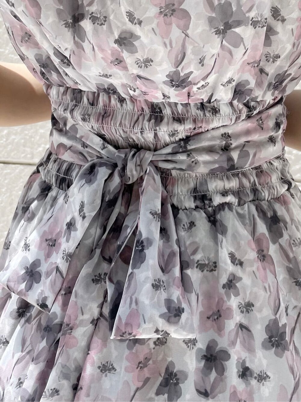 ブラウン系のハンドバッグ、ブラウン系のサンダル、ピンク系のワンピースを着用したレディースの夏コーディネートの8枚目の写真