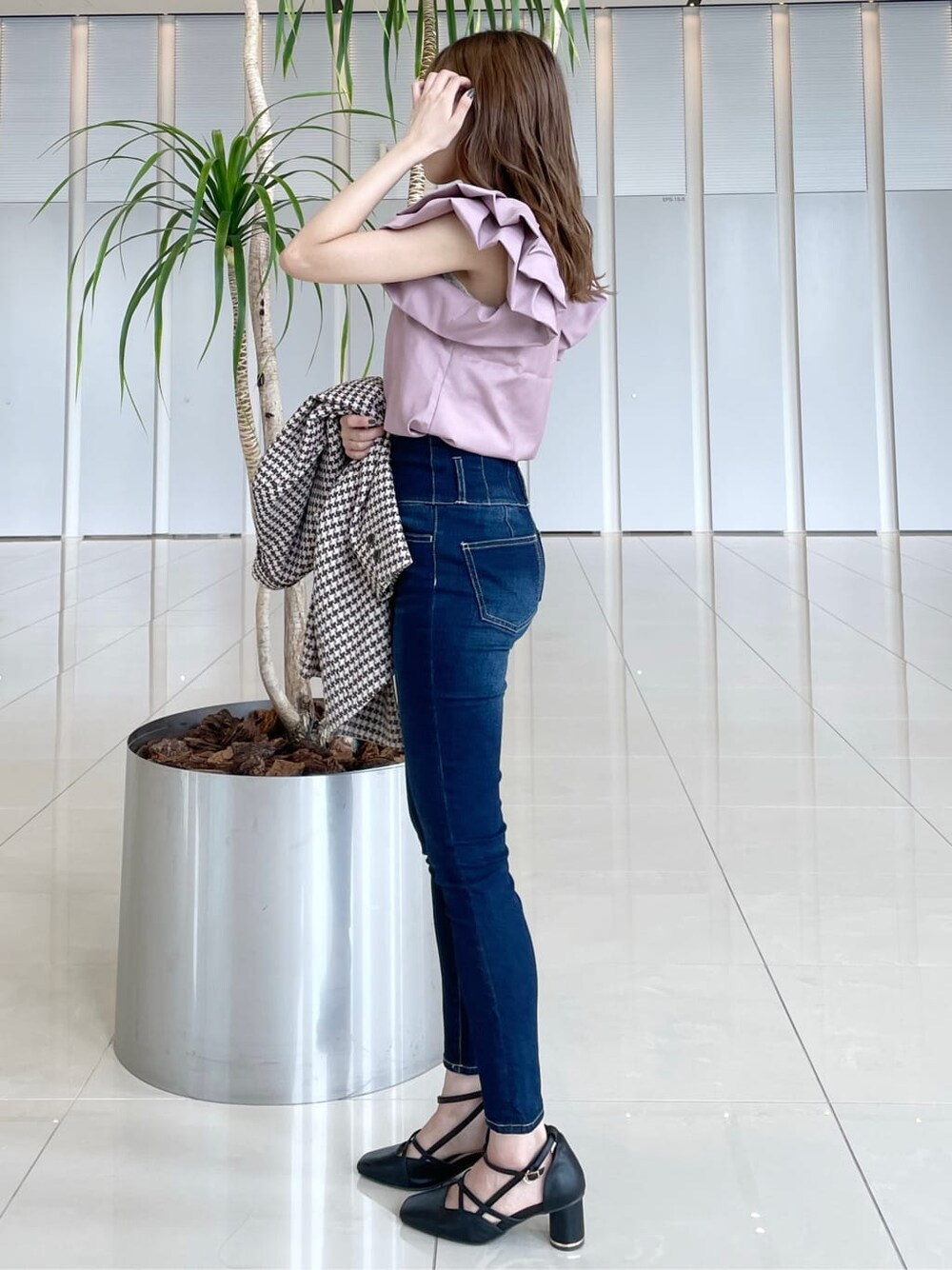 ピンク系のシャツ/ブラウス、ブラウン系のテーラードジャケット、ブラック系のパンプスを着用したレディースの秋コーディネートの4枚目の写真