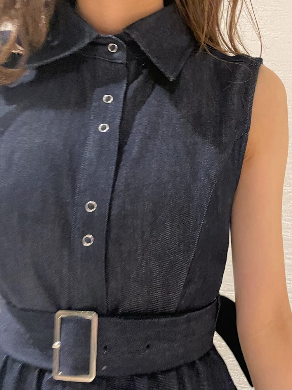 その他のサンダル、ブルー系のワンピースを着用したレディースの春コーディネートの7枚目の写真