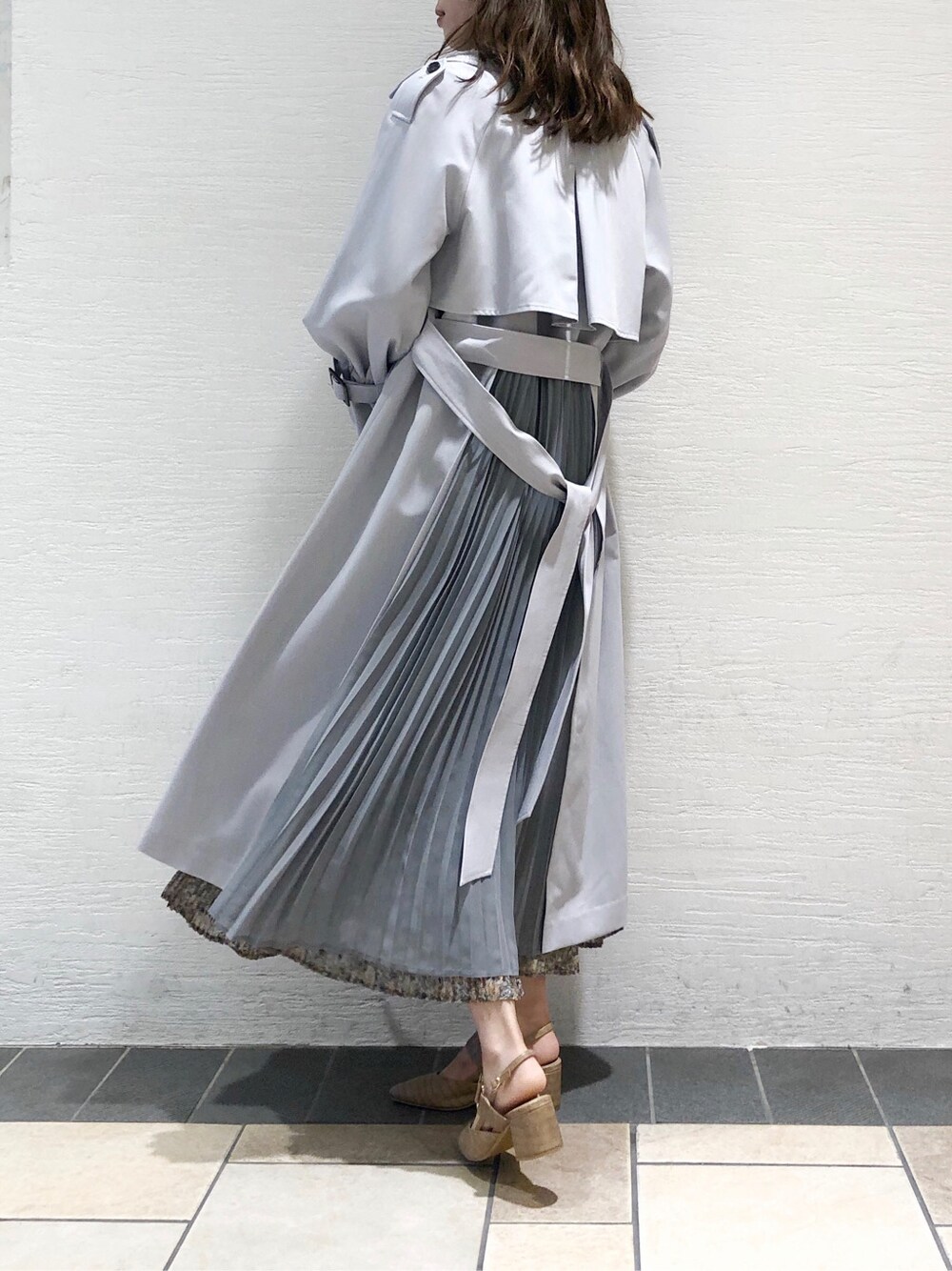 ベージュ系のパンプス、ブルー系のトレンチコート、ブラウン系のニット/セーターを着用したレディースの夏コーディネートの4枚目の写真