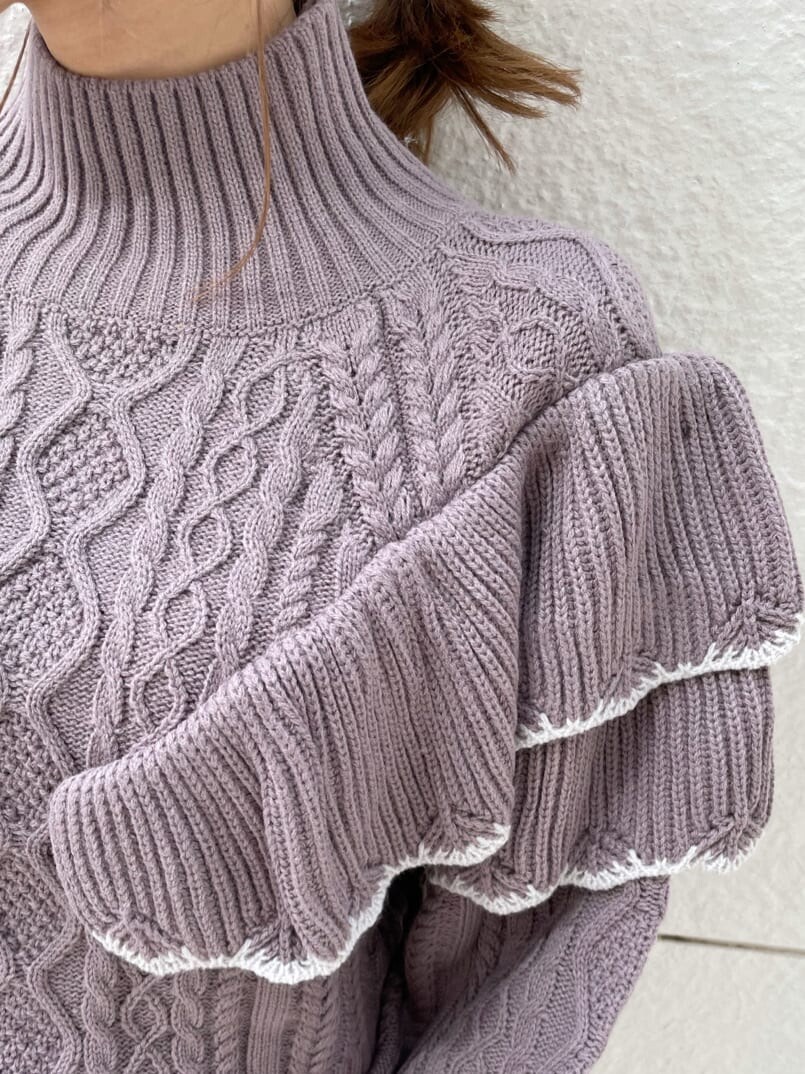 ベージュ系のスカート、ブラック系のブーツ、パープル系のニット/セーターを着用したレディースの秋コーディネートの7枚目の写真