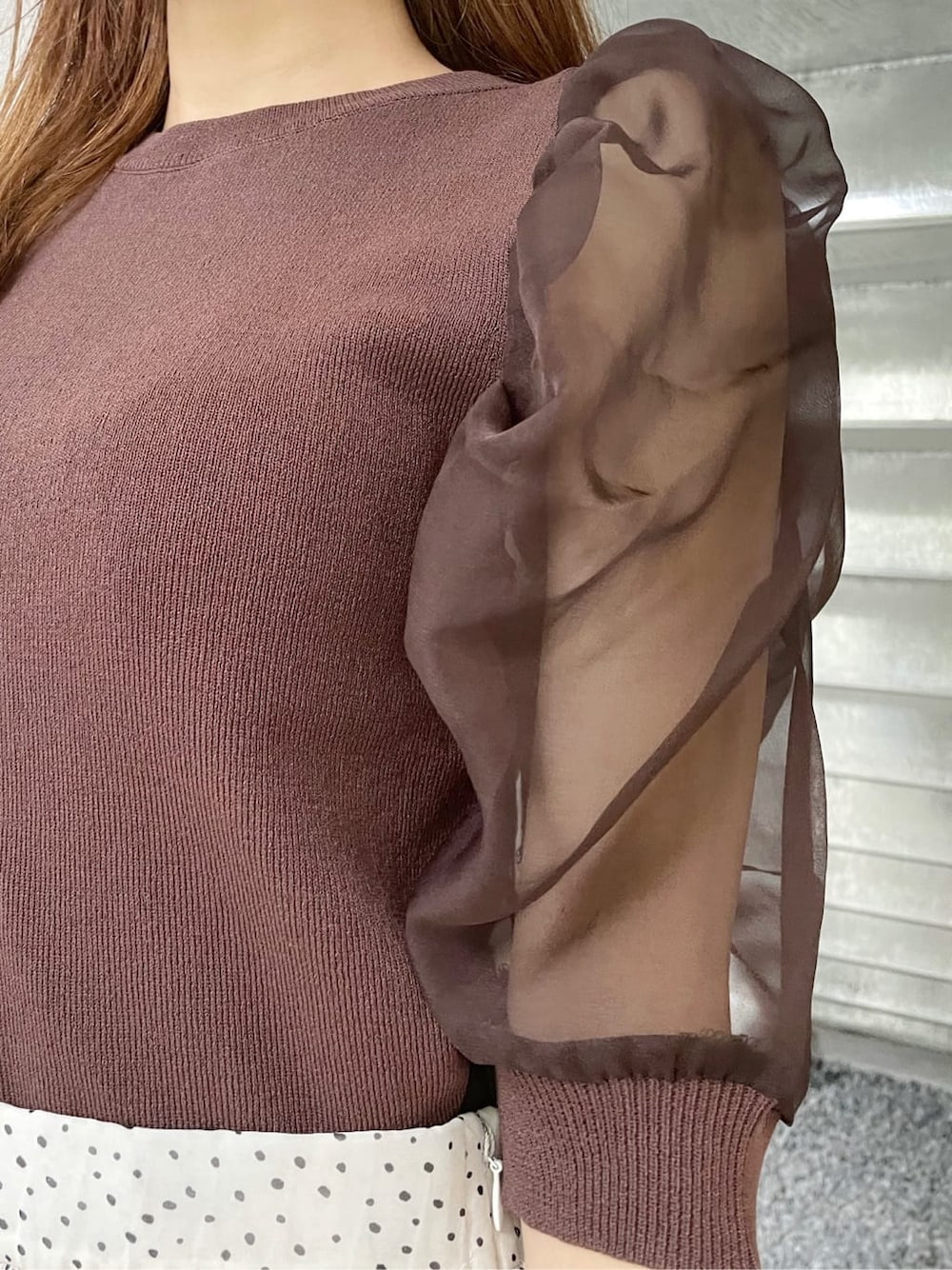 ブラウン系のサンダル、ブラウン系のハンドバッグ、ホワイト系のスカートを着用したレディースの夏コーディネートの8枚目の写真