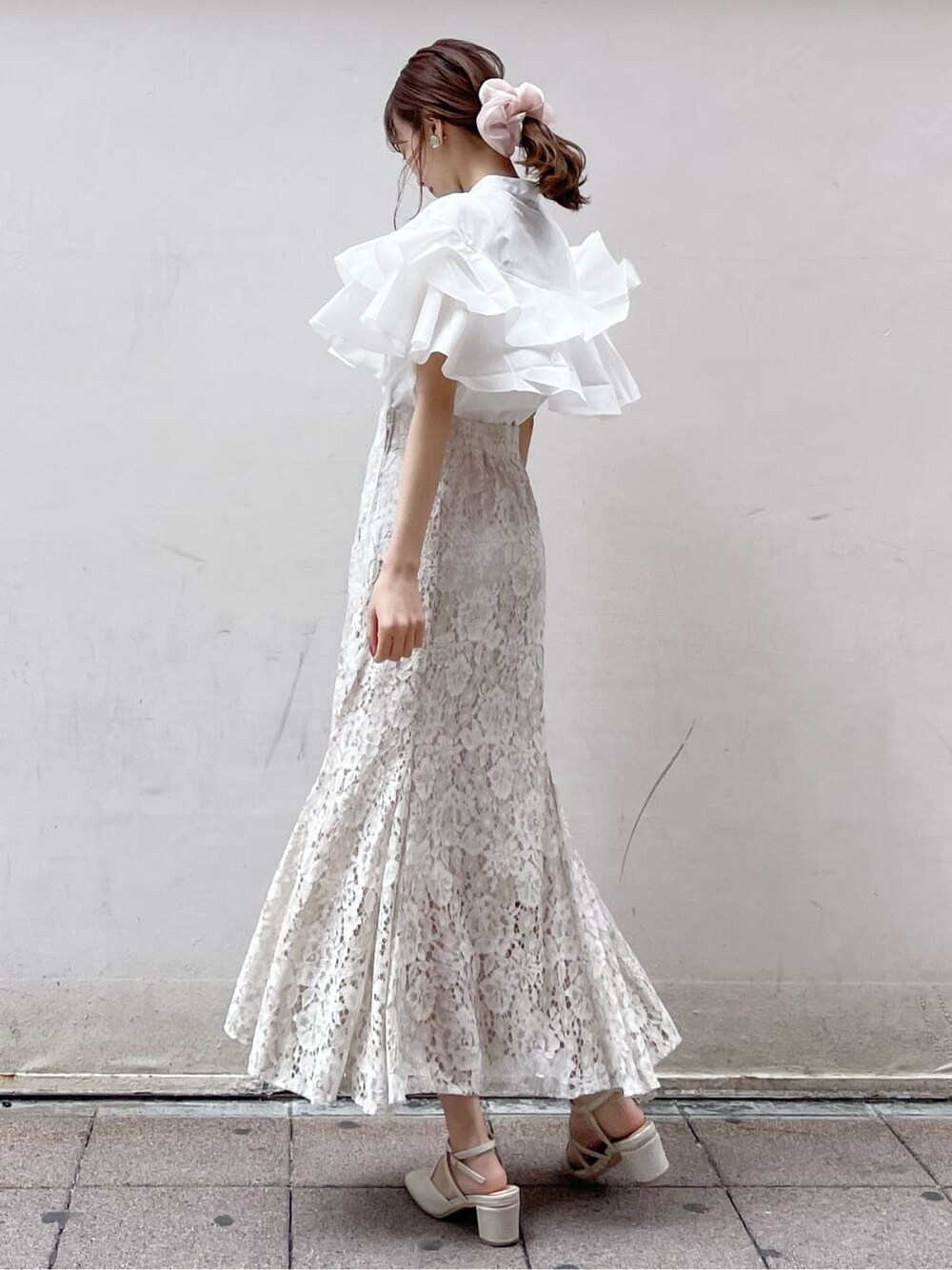 ホワイト系のパンプス、ホワイト系のショルダーバッグ、ホワイト系のシャツ/ブラウスを着用したレディースの春コーディネートの3枚目の写真