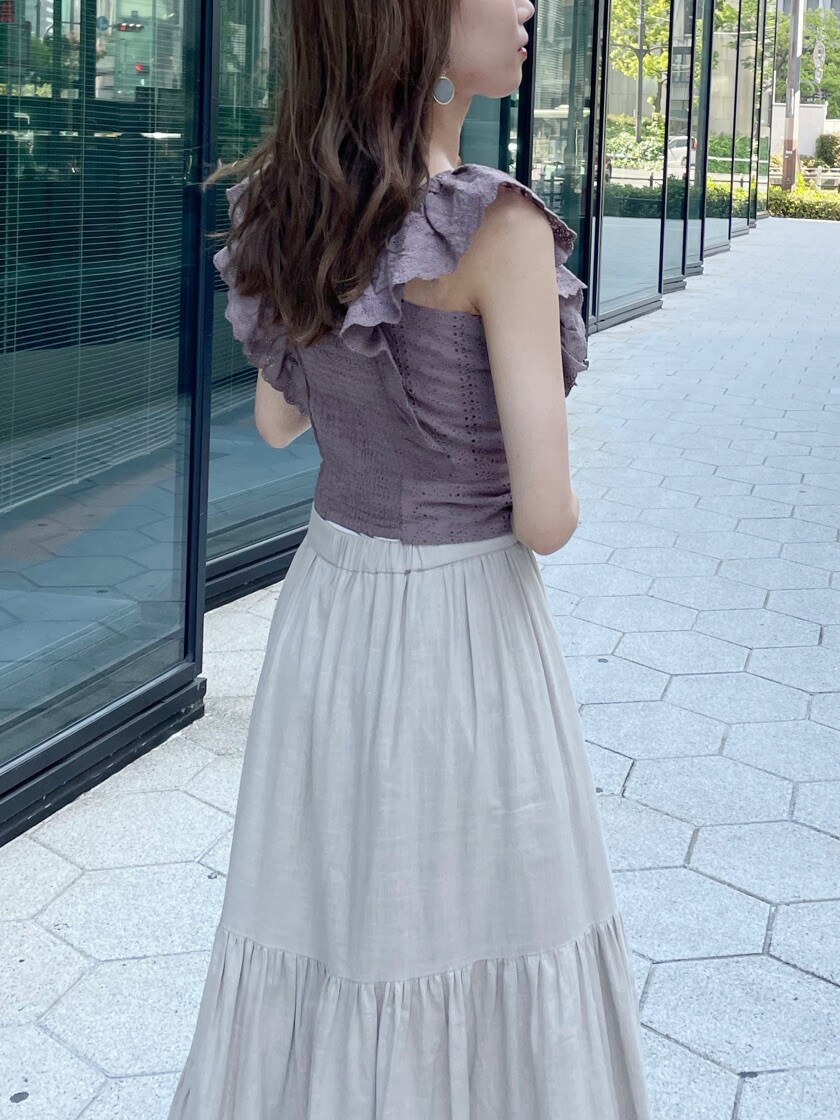 ベージュ系のシャツ/ブラウス、ベージュ系のスカート、その他のサンダルを着用したレディースの春コーディネートの6枚目の写真