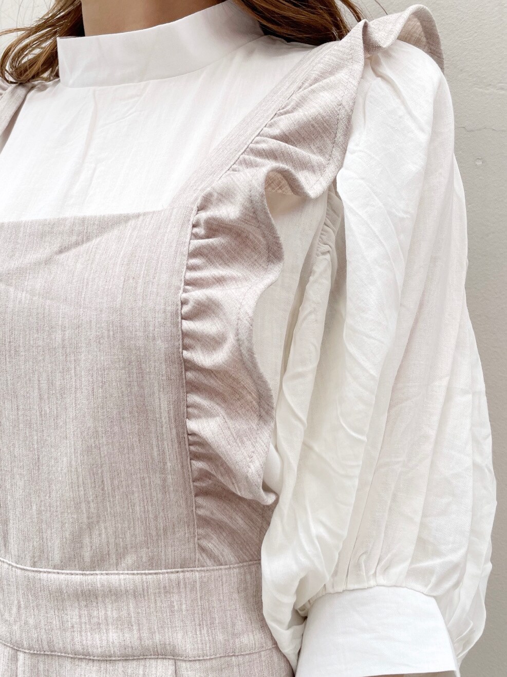 ブラウン系のサロペット/オーバーオール、ホワイト系のシャツ/ブラウス、グリーン系のショルダーバッグを着用したレディースの夏コーディネートの8枚目の写真