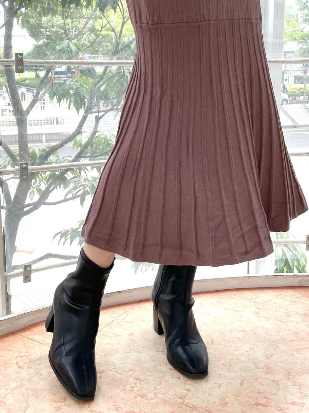 ブラウン系のワンピース、ブラック系のブーツを着用したレディースの秋コーディネートの10枚目の写真