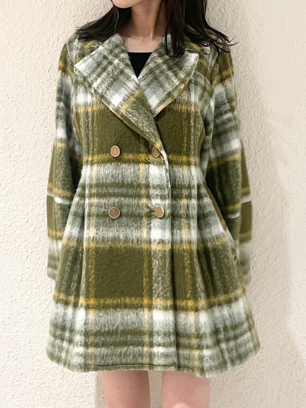 グリーン系のその他アウター、ブラック系のブーツを着用したレディースの秋コーディネートの7枚目の写真