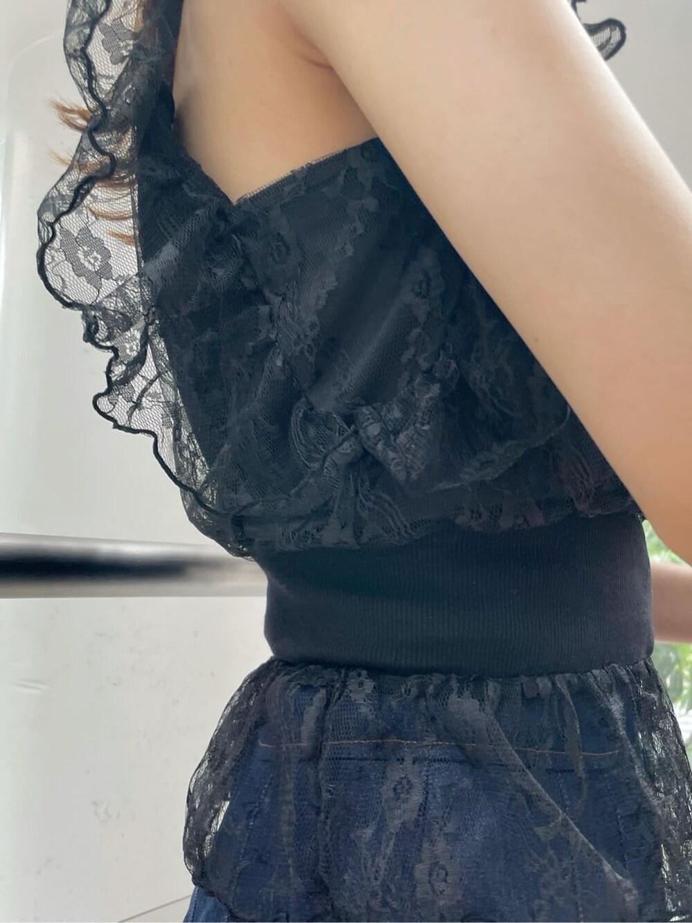 ブラック系のハンドバッグ、ブラック系のシャツ/ブラウス、ブルー系のスカートを着用したレディースの夏コーディネートの7枚目の写真