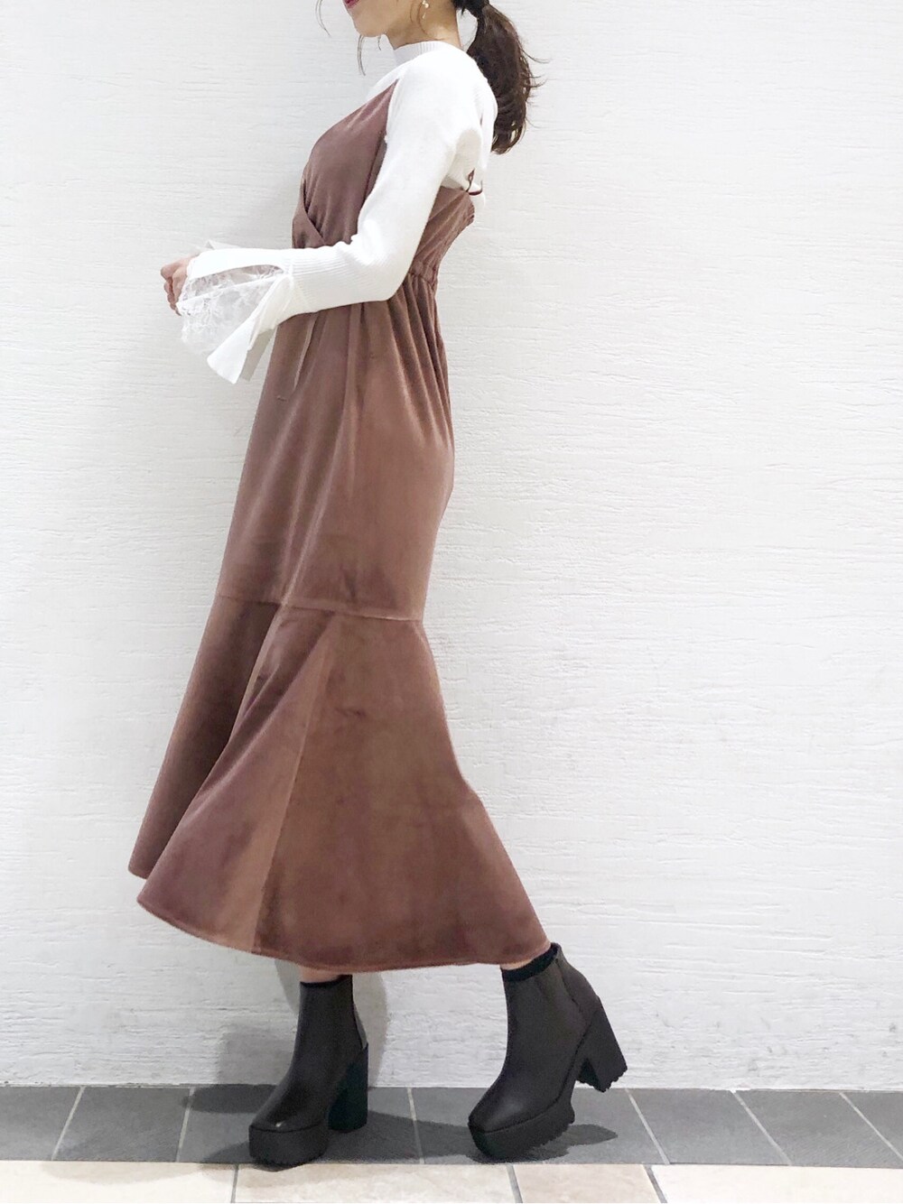 ホワイト系のニット/セーター、ピンク系のワンピース、ブラウン系のブーツを着用したレディースの秋コーディネートの3枚目の写真