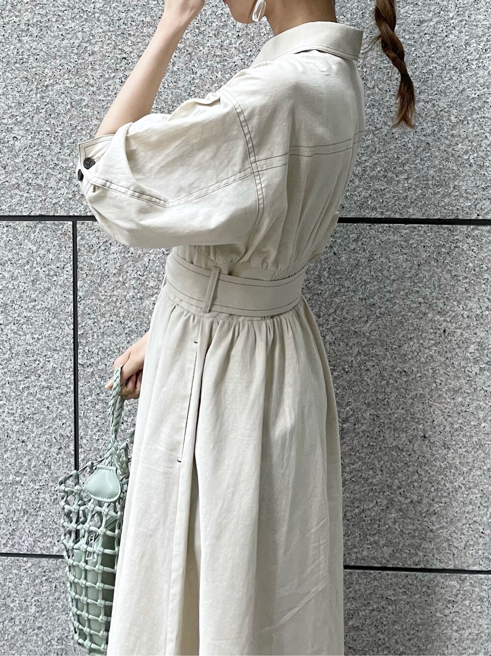 グリーン系のショルダーバッグ、ホワイト系のワンピース、その他のサンダルを着用したレディースの夏コーディネートの5枚目の写真