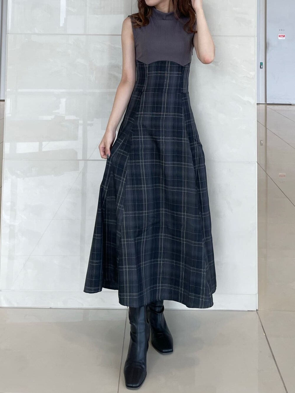 グレー系のワンピース、ブラック系のブーツ、ブラウン系のカーディガン/ボレロを着用したレディースの秋コーディネートの6枚目の写真