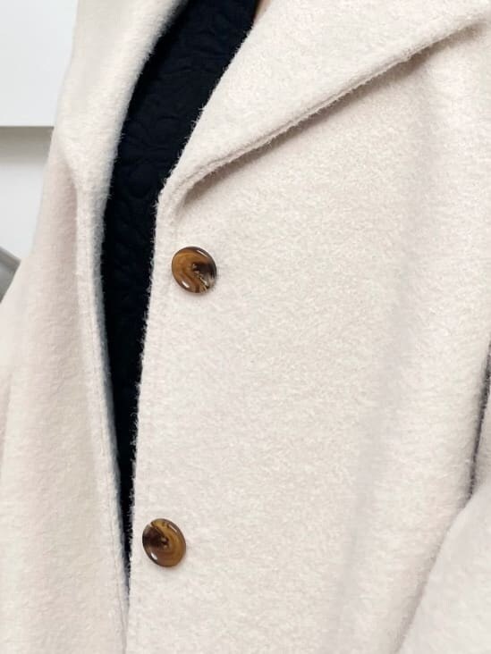 ブラック系のチュニック、ホワイト系のその他アウター、ブラック系のブーツを着用したレディースの夏コーディネートの6枚目の写真