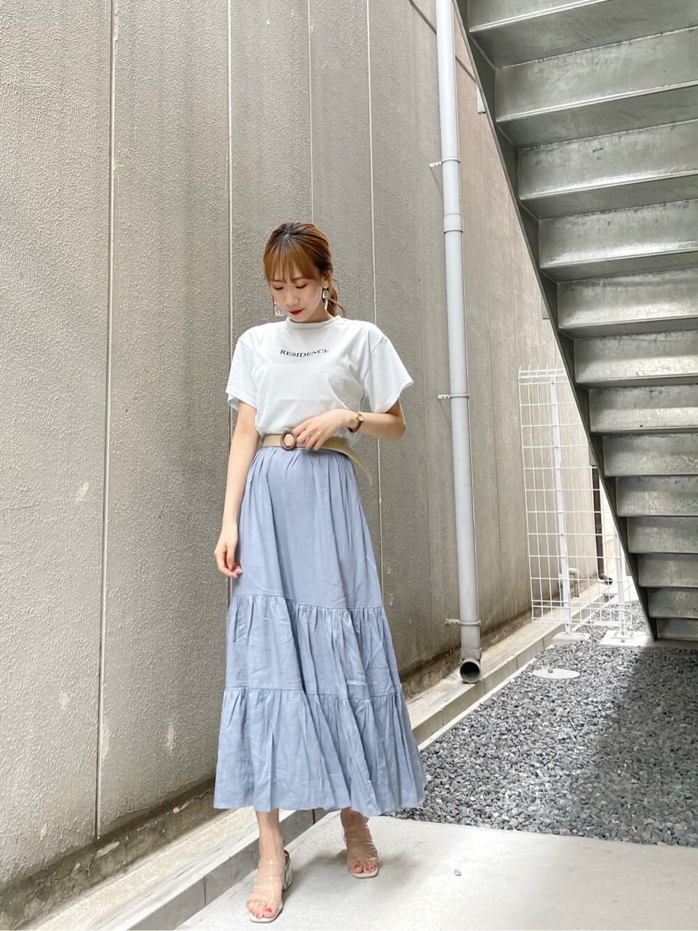 ブルー系のスカート、その他のサンダル、ブルー系のTシャツ/カットソーを着用したレディースの夏コーディネートの2枚目の写真