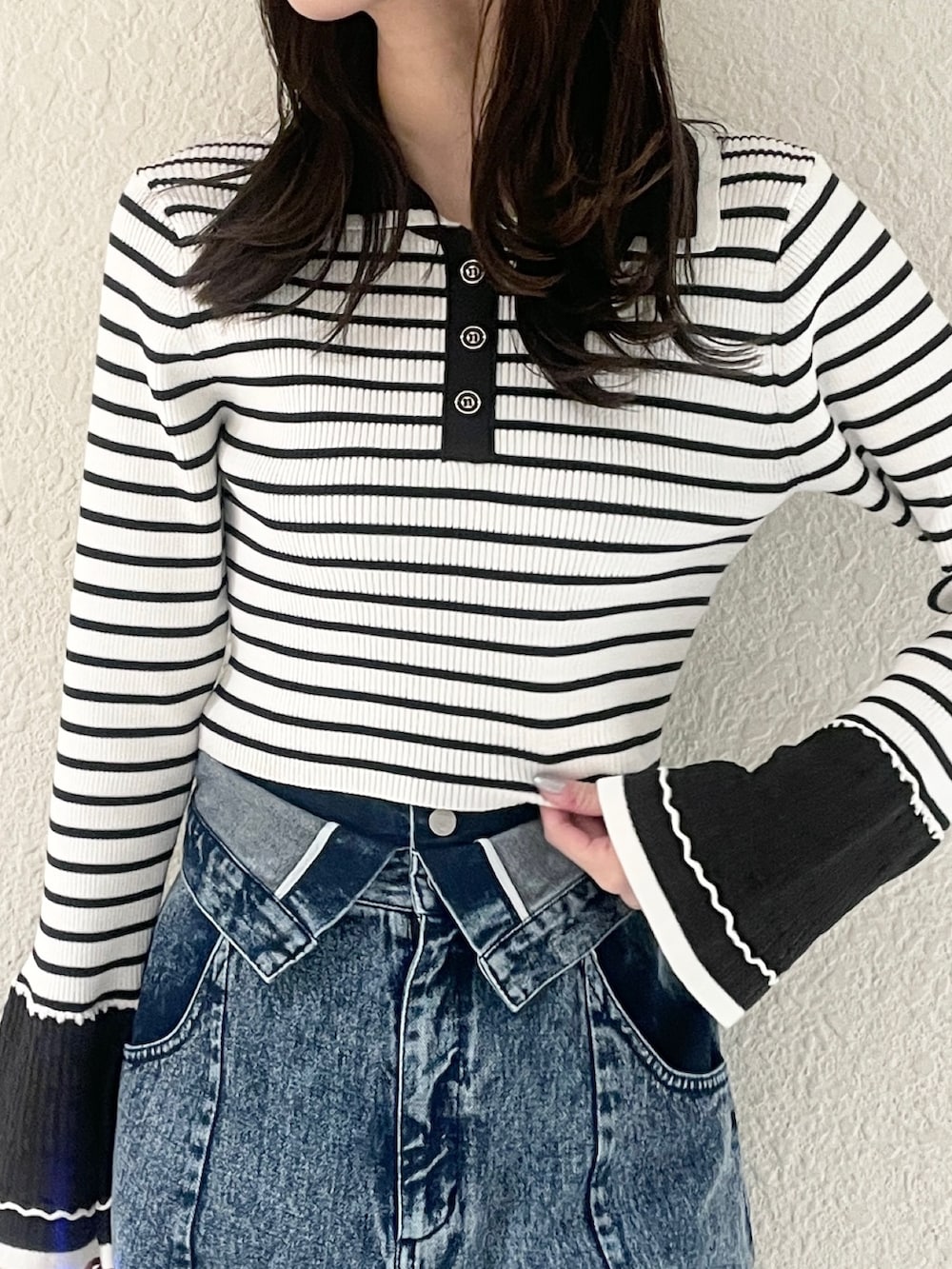 その他のデニムパンツ、その他のニット/セーター、ホワイト系のパンプスを着用したレディースの冬コーディネートの6枚目の写真