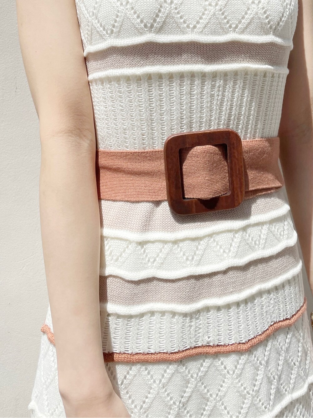 オレンジ系のシャツ/ブラウス、オレンジ系のワンピース、その他のサンダルを着用したレディースの春コーディネートの9枚目の写真