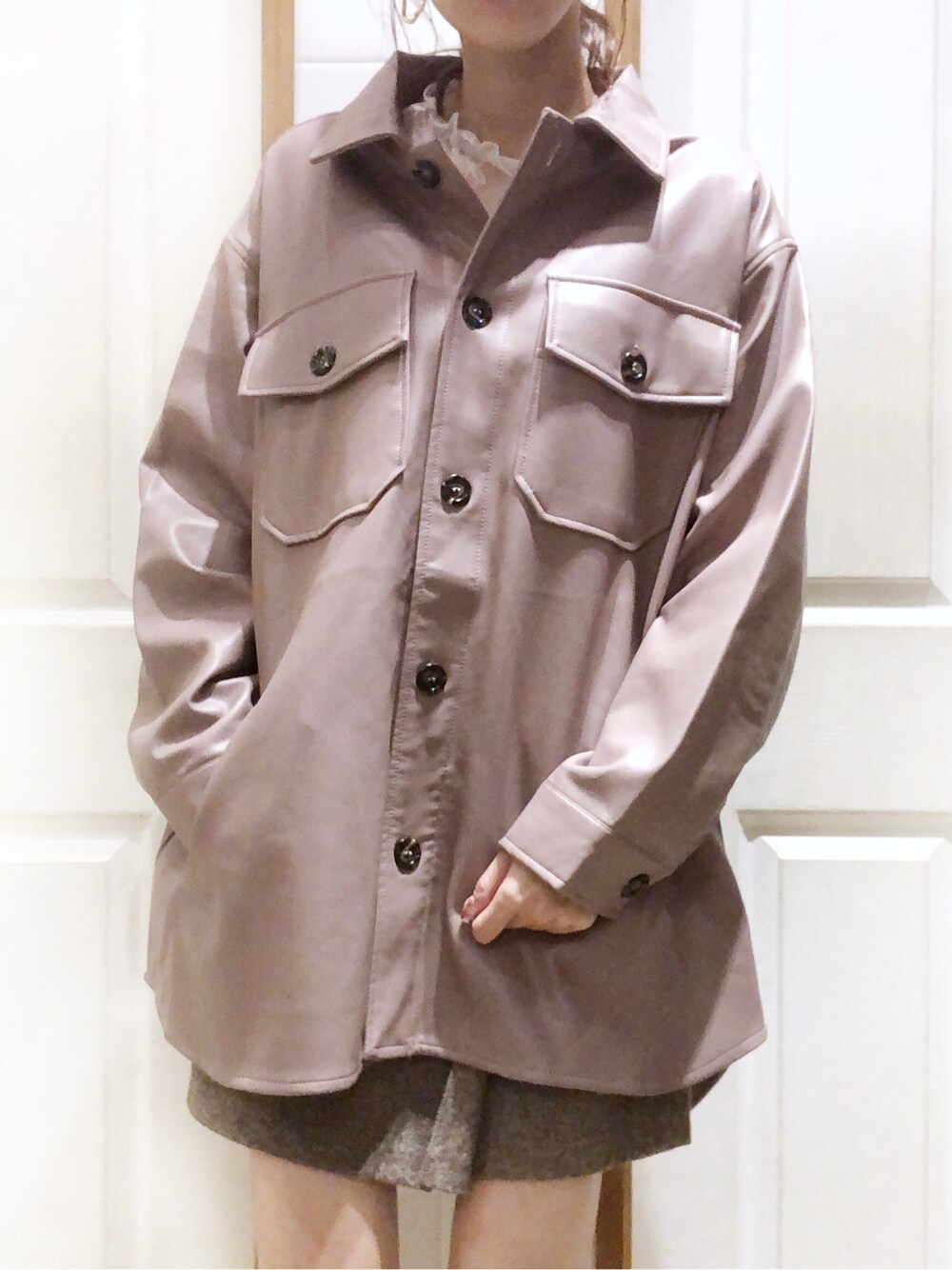 ベージュ系のテーラードジャケット、ブラウン系のスカート、ホワイト系のニット/セーターを着用したレディースの秋コーディネートの2枚目の写真