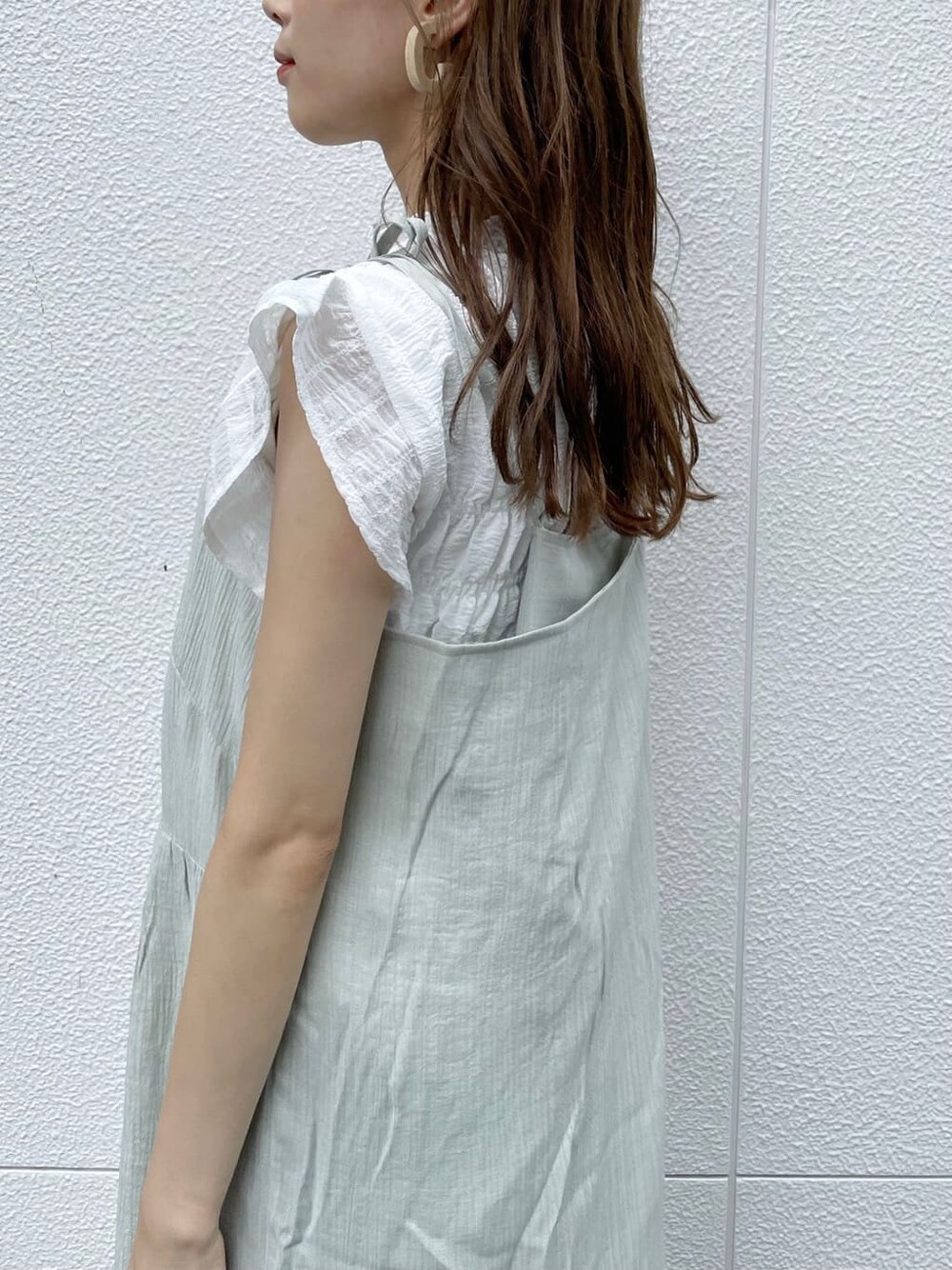 ホワイト系のシャツ/ブラウス、グリーン系のワンピース、その他のサンダルを着用したレディースの夏コーディネートの5枚目の写真