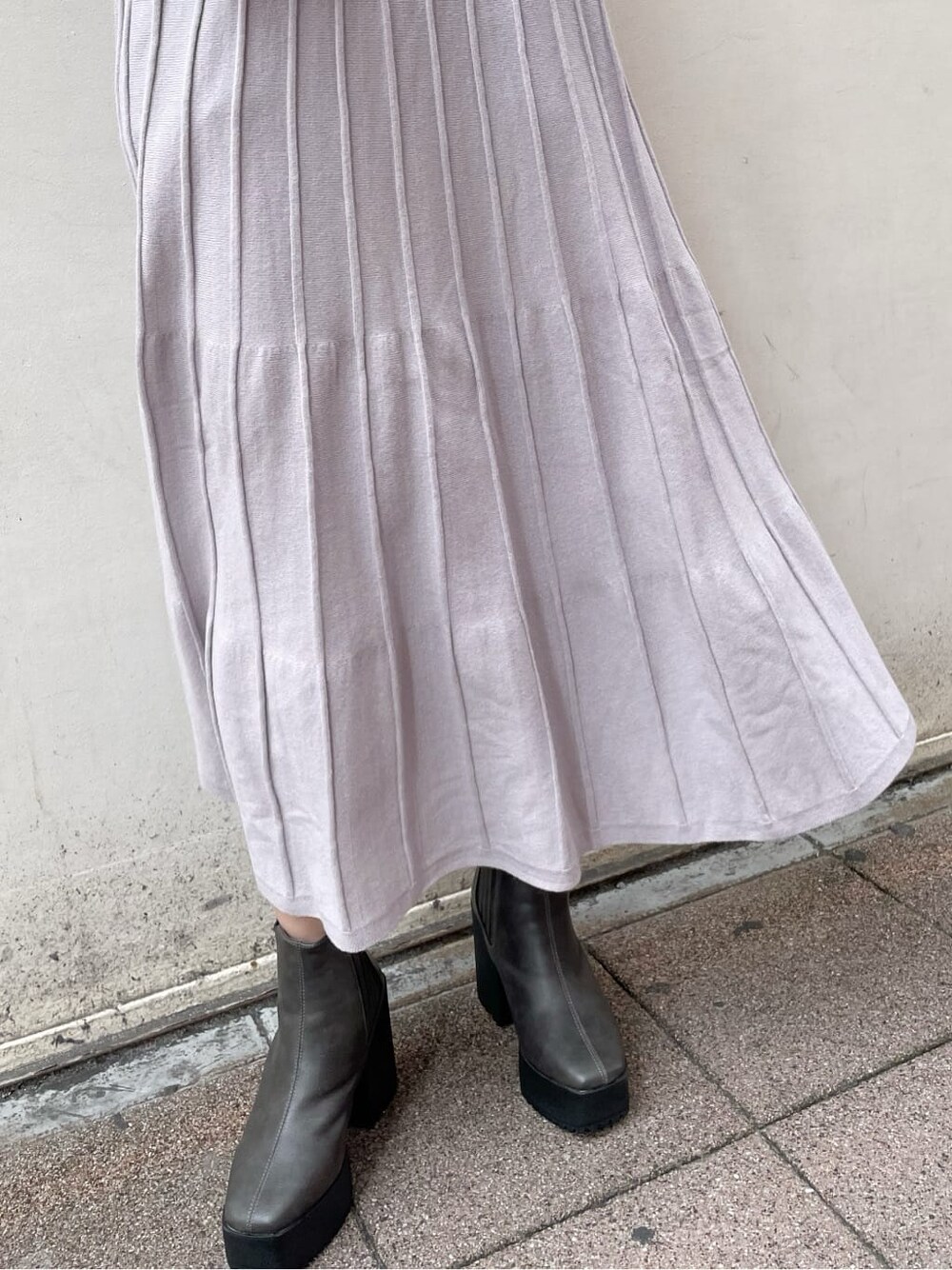 ホワイト系のダウンジャケット/コート、グレー系のブーツ、ブルー系のワンピースを着用したレディースの冬コーディネートの10枚目の写真