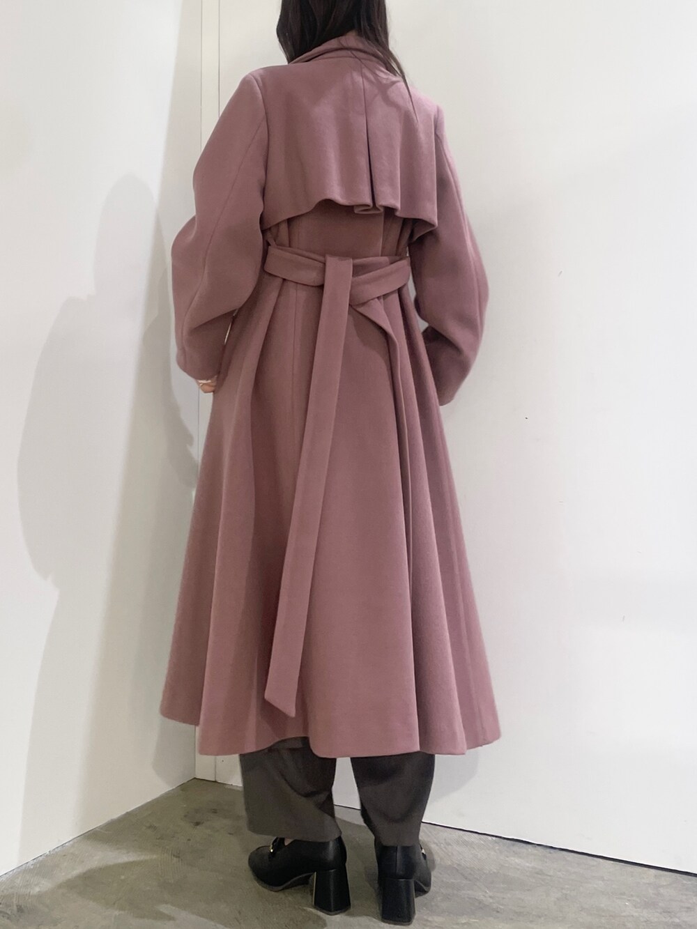 ピンク系のその他アウター、ブラック系のローファー、ピンク系のシャツ/ブラウスを着用したレディースの秋コーディネートの3枚目の写真