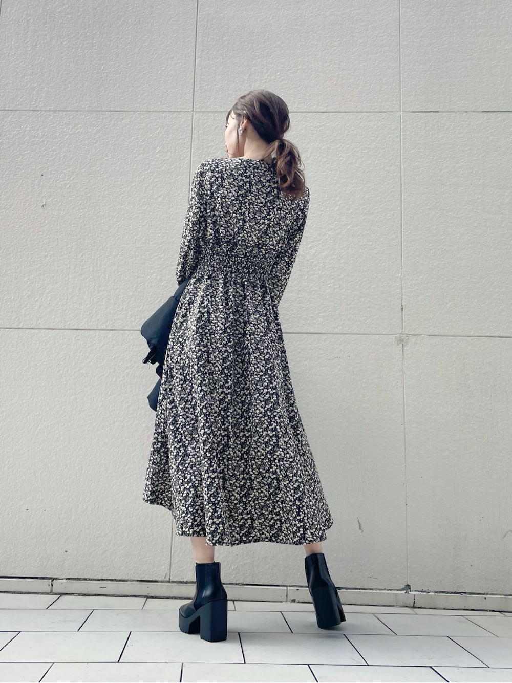 ブラック系のブルゾン、ブラック系のブーツ、ブラック系のブーツを着用したレディースの冬コーディネートの2枚目の写真